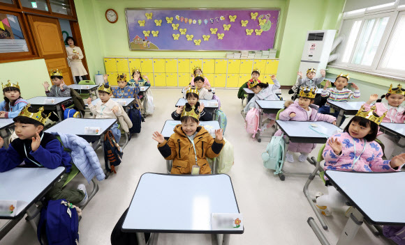 3일 경기도 수원시 장안구 대평초등학교에서 열린 입학식에서 신입생들이 선생님과 인사하고 있다. 2026.3.3 연합뉴스