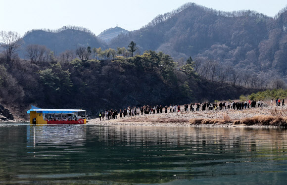 1천만 관객 돌파를 눈앞에 둔 영화 ‘왕과 사는 남자’의 흥행에 힘입어 조선 제6대 임금 단종의 유배지인 청령포를 찾는 방문객의 발길도 줄을 잇고 있다. 2026.3.3. 영월군 제공