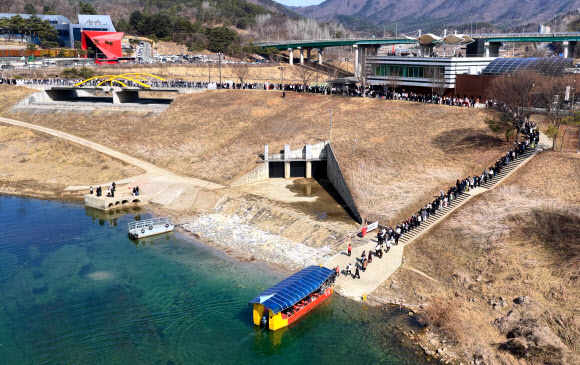 1천만 관객 돌파를 눈앞에 둔 영화 ‘왕과 사는 남자’의 흥행에 힘입어 조선 제6대 임금 단종의 유배지인 청령포를 찾는 방문객의 발길도 줄을 잇고 있다. 2026.3.3. 영월군 제공