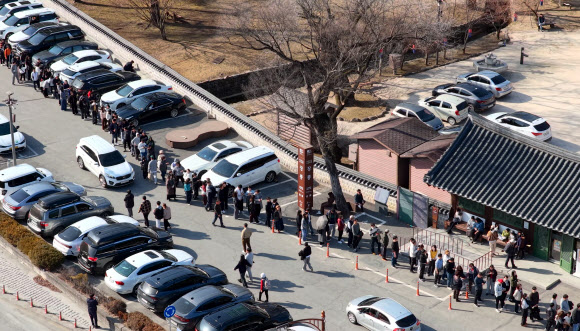 1천만 관객 돌파를 눈앞에 둔 영화 ‘왕과 사는 남자’의 흥행에 힘입어 지난 삼일절 연휴 기간 조선 제6대 임금 단종의 무덤인 장릉을 찾는 방문객의 발길이 줄을 이었다. 2026.3.3. 영월군 제공