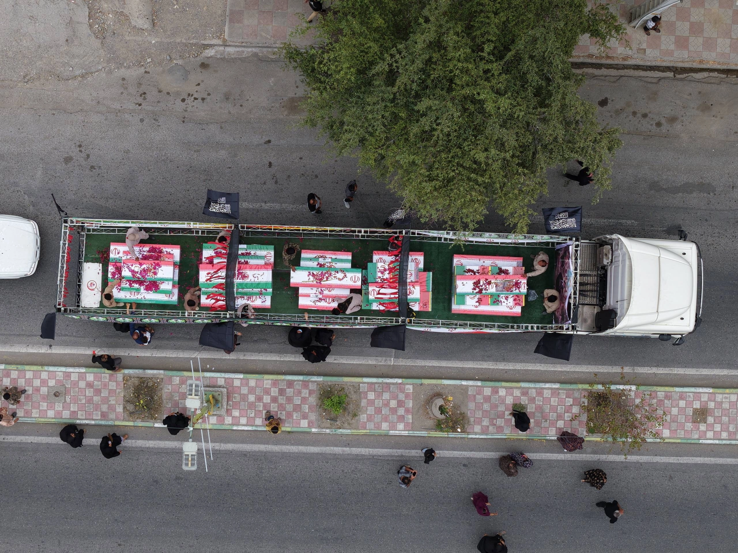 3일(현지시간) 이란 호르모즈간주 미나브시에서 지난달 28일 미국과 이스라엘 미사일 공습으로 사망한 샤자레 타이에베 여자초등학교 희생자 165명의 합동 장례식이 거행되고 있다. 사진은 시신이 안치된 관이 운구차량에 실려가는 모습. 2026.3.3 미나브 EPA 연합뉴스