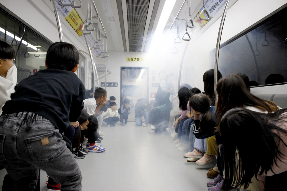 강서구 마곡안전체험관을 찾은 어린이들이 지하철 5호선 객실을 본뜬 체험구역에서 화재 시 대피 요령에 따라 얼굴을 막고 몸을 숙이고 있다.   강서구 제공