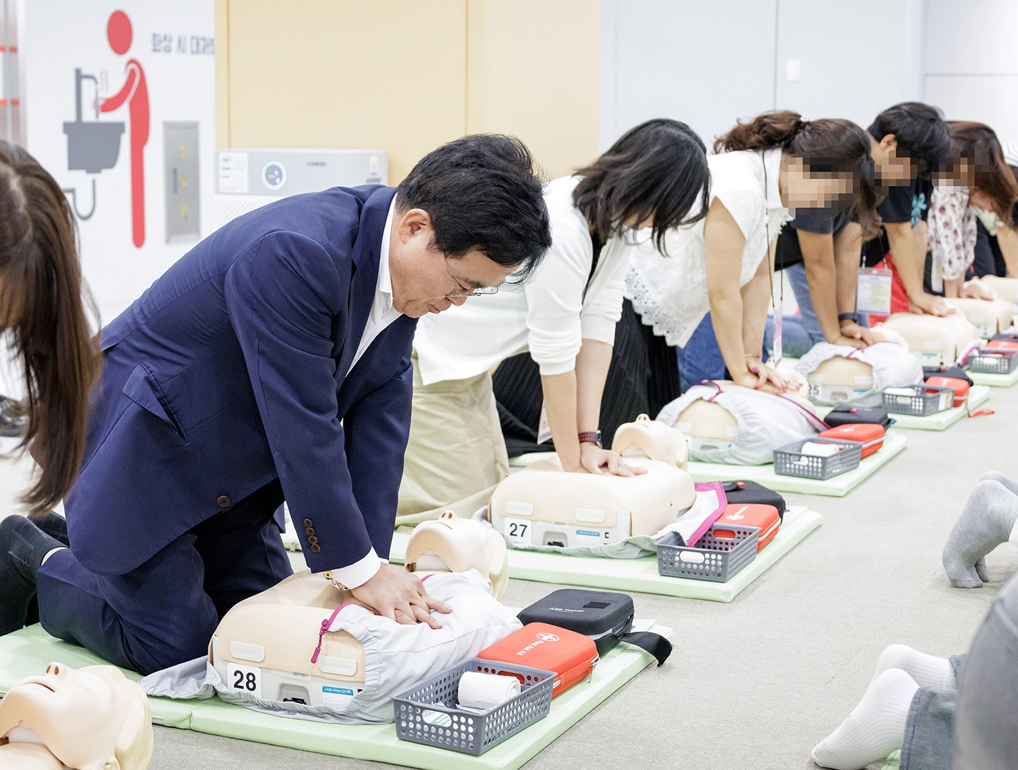 진 구청장(왼쪽)이 지난해 9월 마곡안전체험관에서 심폐소생술 실습을 하고 있다.    
강서구 제공