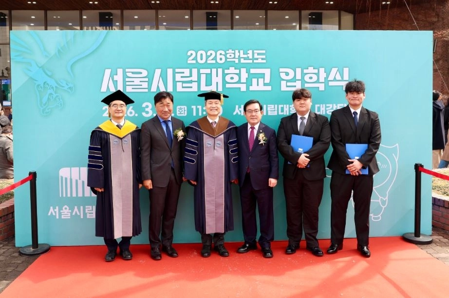 지난 3일 서울시립대학교 2026학년도 입학식에 참석해 참석자들과 기념촬영을 하는 임춘대 위원장