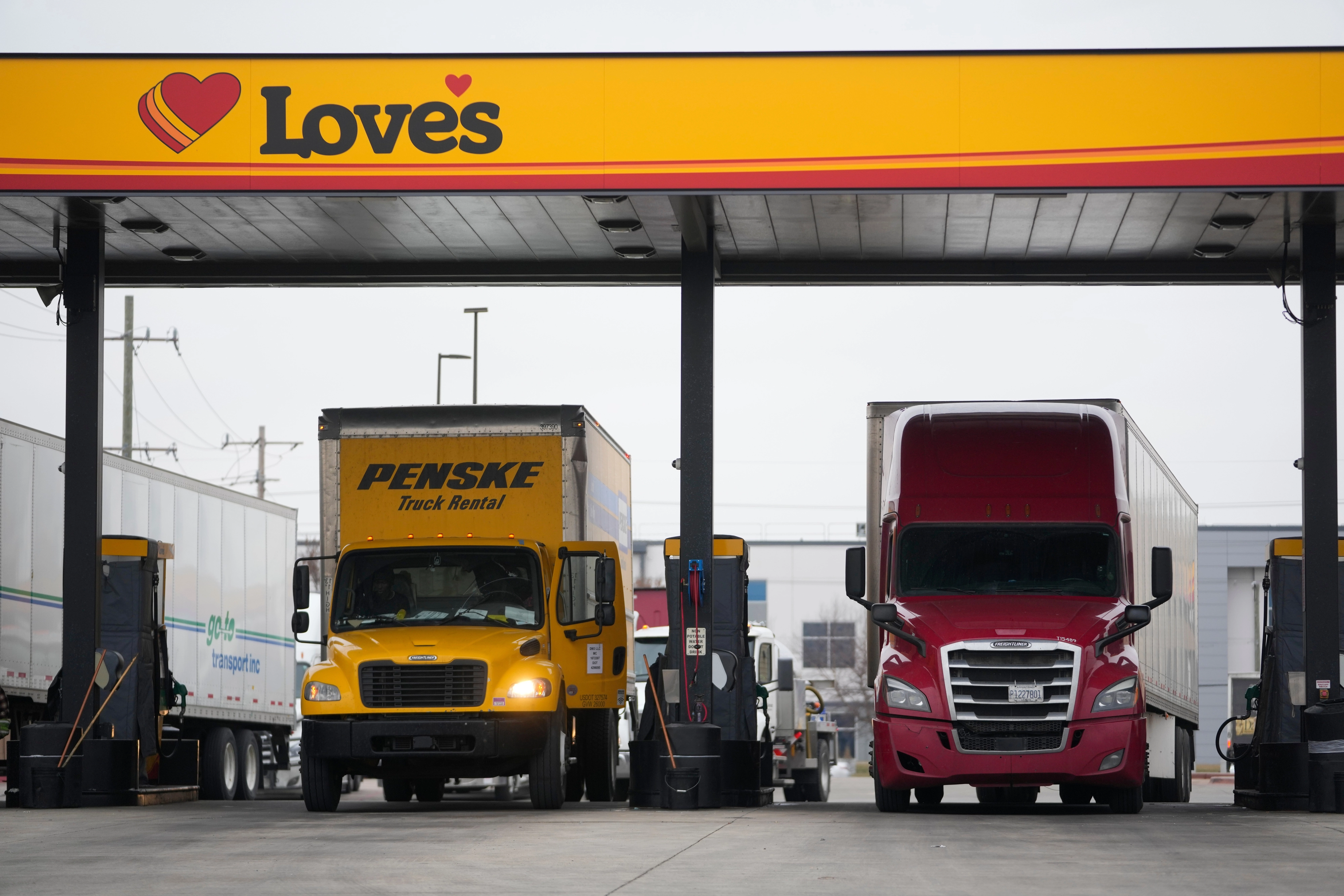 3일(현지시간) 미국 일리노이주 엘크 그로브 빌리지의 한 주유소 겸 트럭 휴게소에서 트럭들이 연료를 채우고 있다. 2026.3.3 AP 연합뉴스