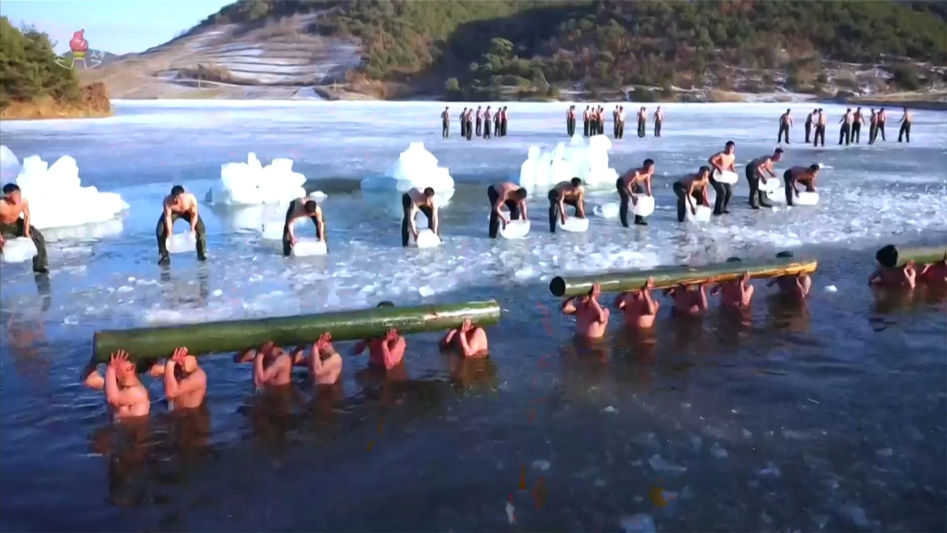 지난 25일 노동당 제9차 대회 기념 열병식서 인민군 군인들의 겨울 동계훈련 장면이 공개됐다. 2026.3.3 조선중앙TV 화면. 연합뉴스