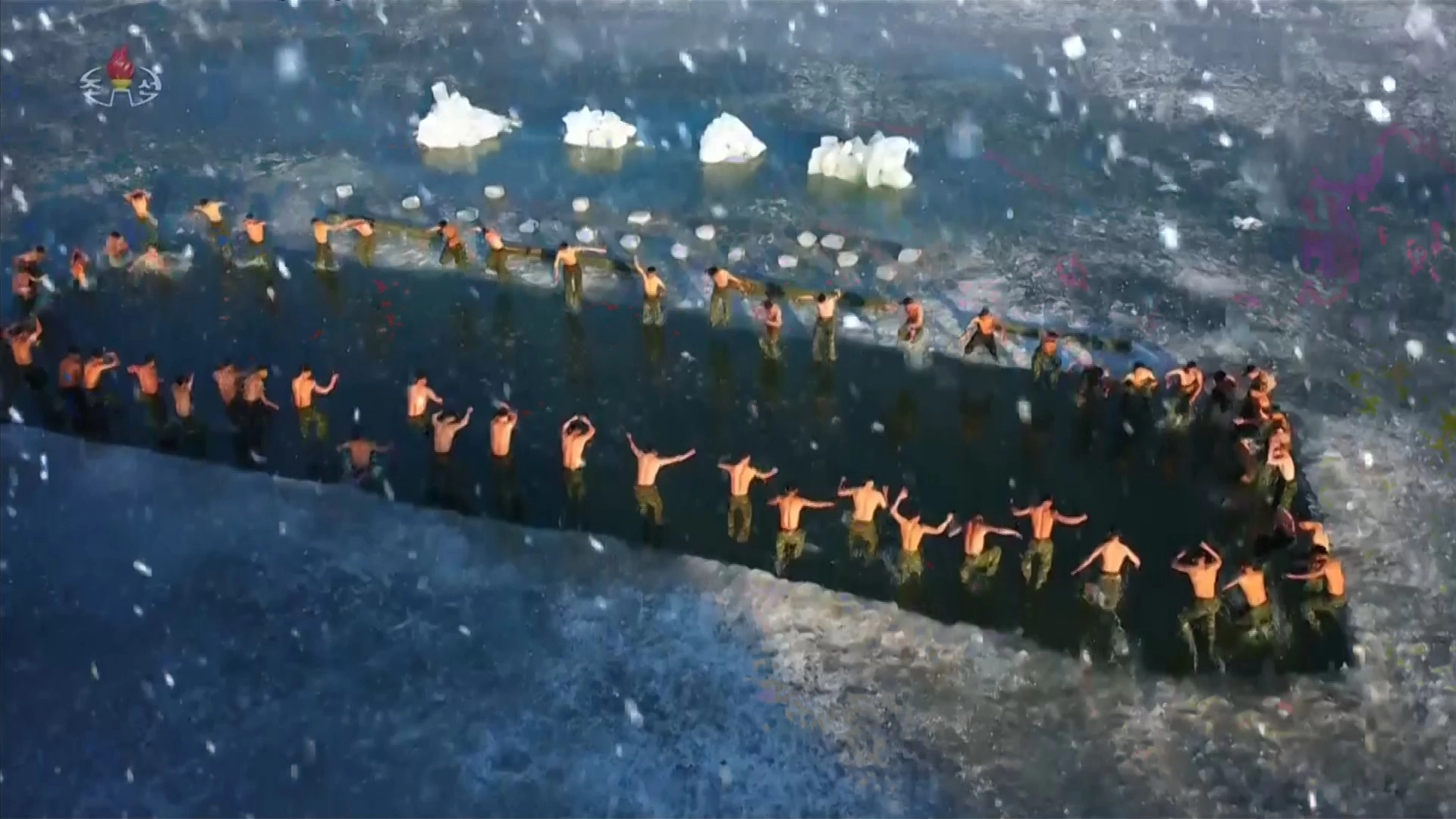 지난 25일 노동당 제9차 대회 기념 열병식서 인민군 군인들의 겨울 동계훈련 장면이 공개됐다. 2026.3.3 조선중앙TV 화면. 연합뉴스