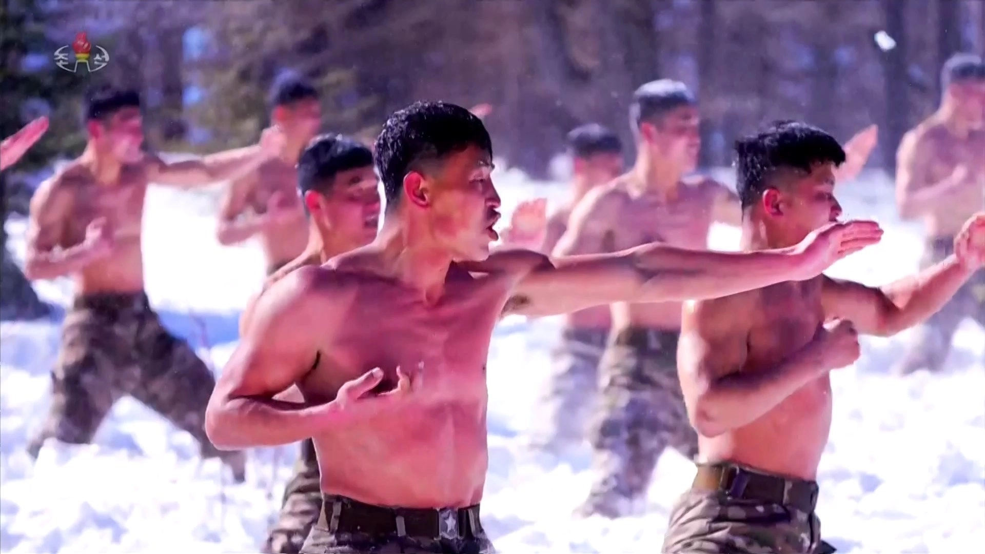 지난 25일 노동당 제9차 대회 기념 열병식서 인민군 군인들의 겨울 동계훈련 장면이 공개됐다. 2026.3.3 조선중앙TV 화면. 연합뉴스