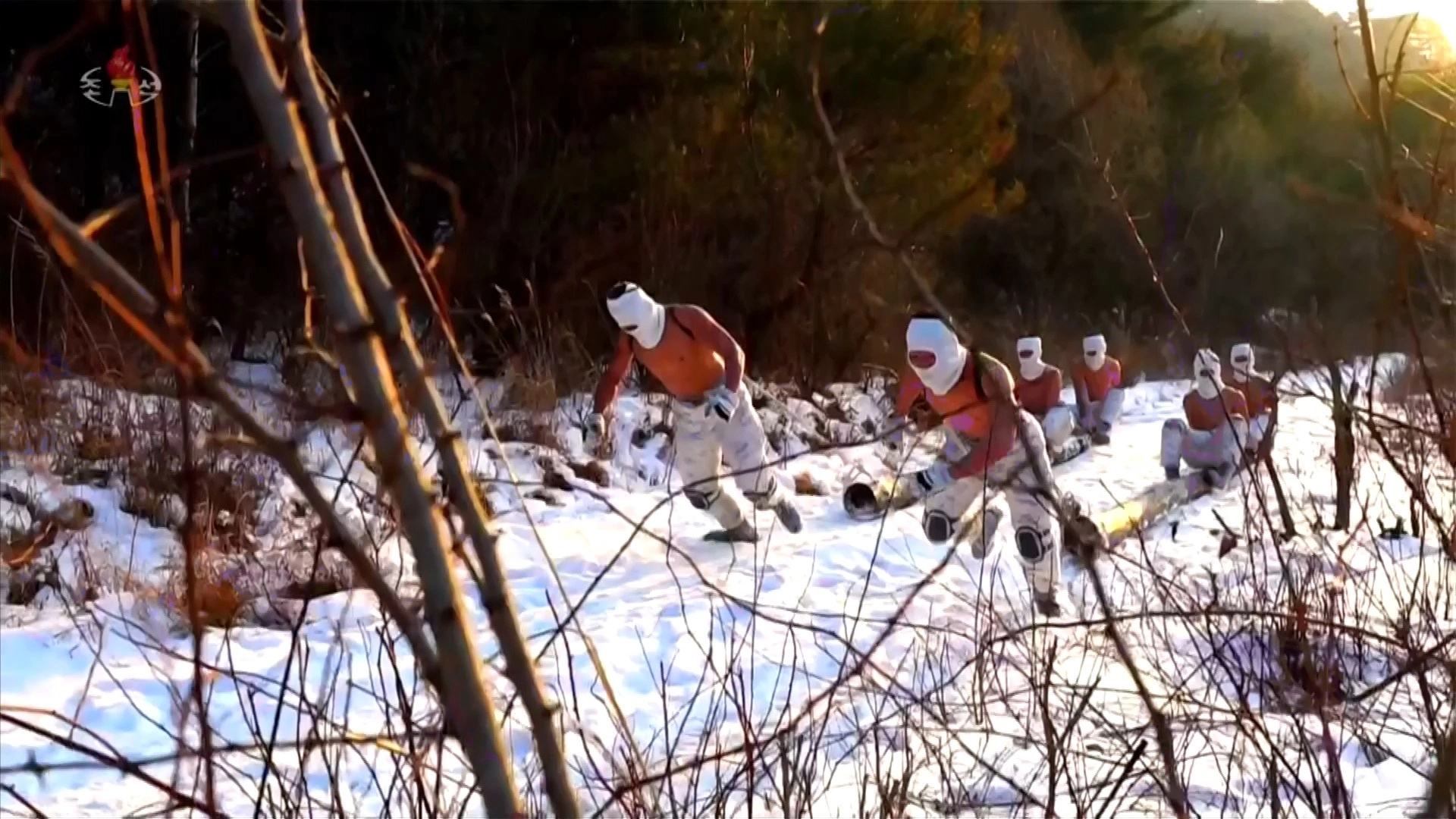 지난 25일 노동당 제9차 대회 기념 열병식서 인민군 군인들의 겨울 동계훈련 장면이 공개됐다. 2026.3.3 조선중앙TV 화면. 연합뉴스