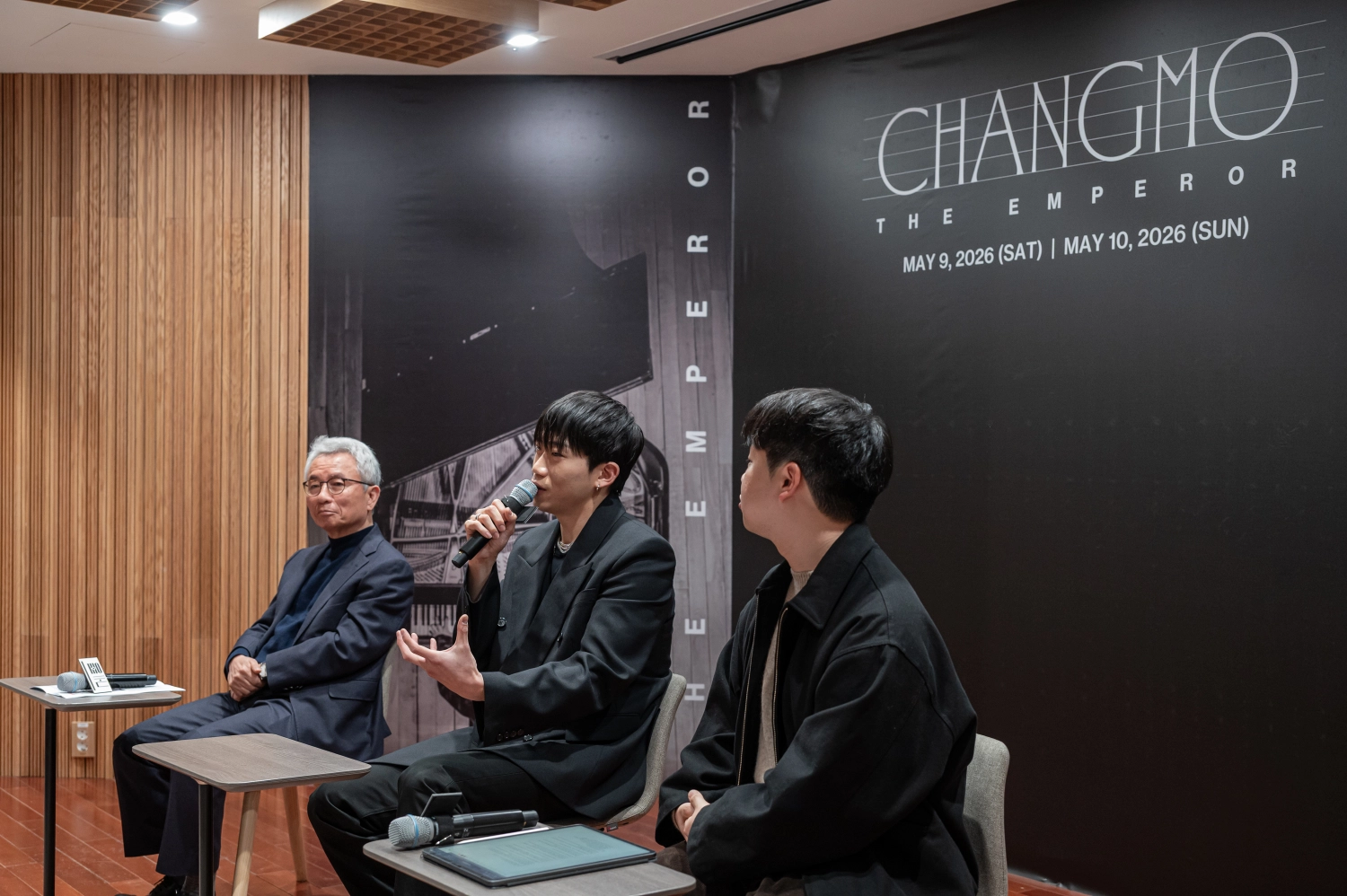 4일 서울 세종문화회관 서클홀에서 열린 ‘창모: 더 엠퍼러’ 제작발표회에서 래퍼 창모(가운데)가 공연에 대해 설명하고 있다. 이날 제작발표회에는 창모와 안호상(왼쪽) 세종문화회관 사장, 이광일(오른쪽) 음악감독이 참석했다. 세종문화회관 제공