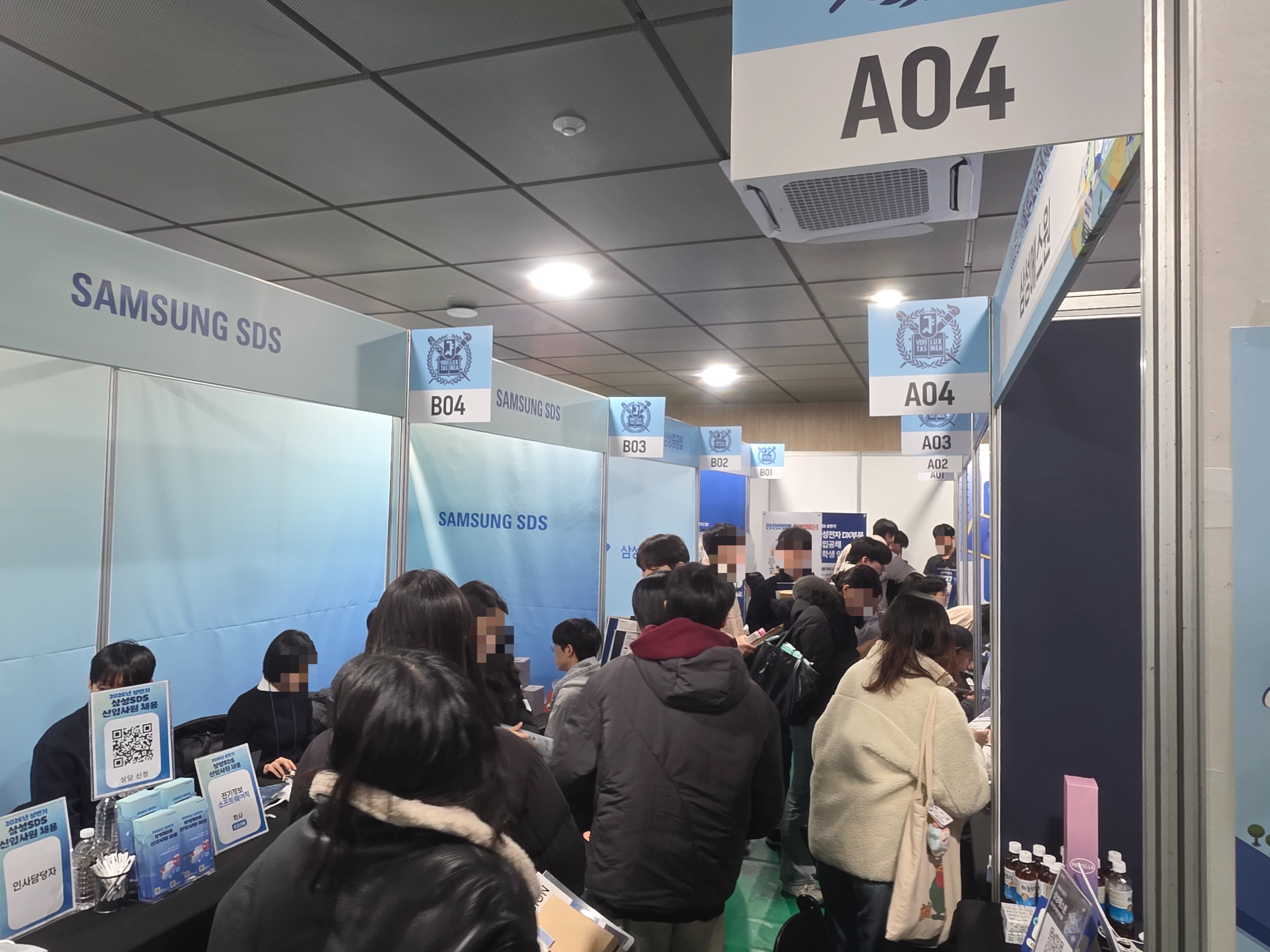 서울 관악구 서울대학교 유회진 학술정보관에서 지난 3일 열린 ‘2026 상반기 서울대학교 이공계 채용박람회’ 현장에서 학생들이 상담을 받기 위해 대기하고 있다. 김임훈 기자