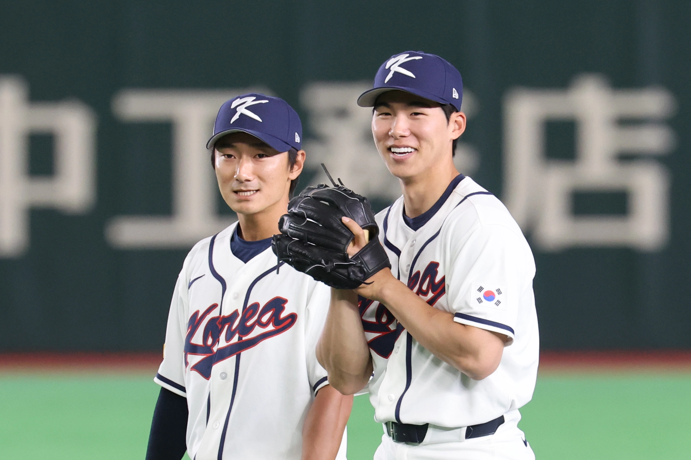 훈련 나선 김혜성-신민재  월드베이스볼클래식(WBC) 개막을 하루 앞둔 4일 일본 도쿄돔에서 한국 대표팀 김혜성과 신민재가 훈련하고 있다. 2026.3.4 도쿄 연합뉴스