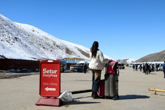3일(현지시간) 이란에서 육로를 통해 튀르키예로 빠져나온 한 이란인이 길을 바라보고 있다. 2026.3.4  연합뉴스