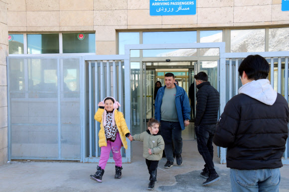 3일(현지시간) 이란에서 육로를 통해 튀르키예로 빠져나온 이란인 가족이 미소를 짓고 있다. 2026.3.4  연합뉴스