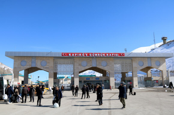 3일(현지시간) 이란에서 육로를 통해 튀르키예로 빠져나온 피란민들은 내외신 취재진이 인터뷰하고 있다. 2026.3.4  연합뉴스