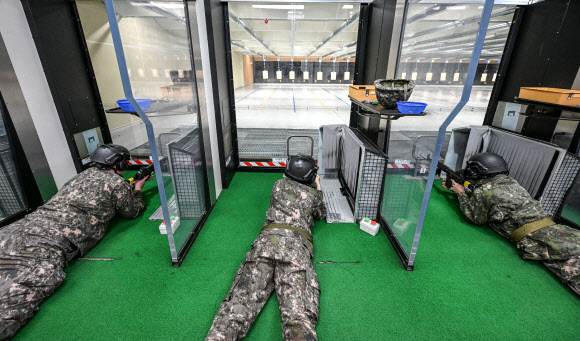 4일 육군 52보병사단 서초 과학화예비군훈련장에서 열린 예비군훈련 중 예비군들이 실내사격을 하고 있다. 2026.3.4  육군 제공