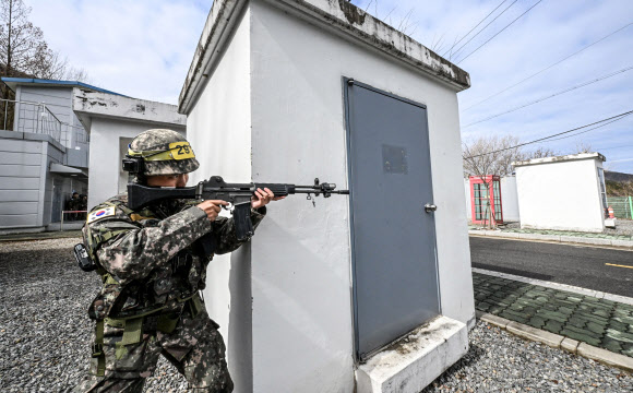 4일 육군 52보병사단 서초 과학화예비군훈련장에서 열린 예비군훈련 중 예비군들이 시가지 전술훈련을 하고 있다. 2026.3.4  육군 제공