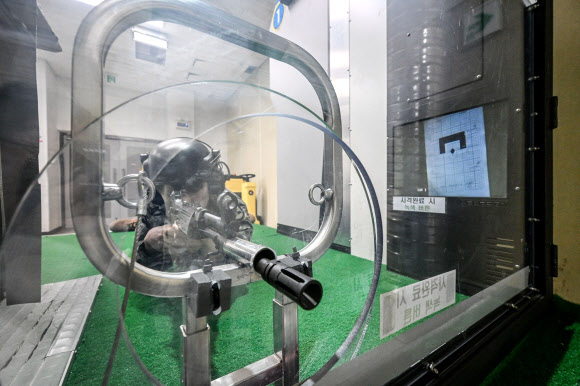 4일 육군 52보병사단 서초 과학화예비군훈련장에서 열린 예비군훈련 중 예비군들이 안전을 위한 사선별 방탄아크릴을 앞에 두고 실내사격을 하고 있다. 2026.3.4 육군 제공