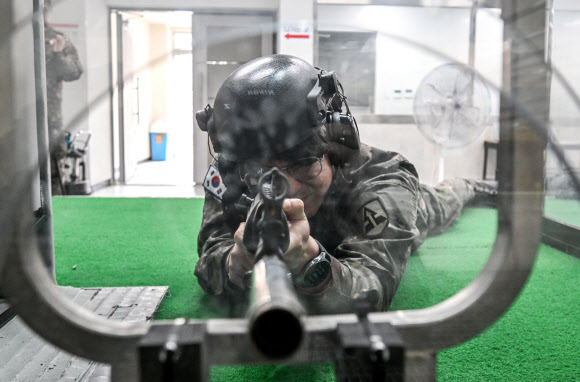 4일 육군 52보병사단 서초 과학화예비군훈련장에서 열린 예비군훈련 중 예비군들이 안전을 위한 사선별 방탄아크릴을 앞에 두고 실내사격을 하고 있다. 2026.3.4  육군 제공