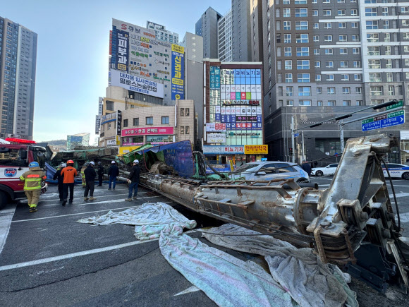 4일 대구 수성구 만촌네거리 도시철도 2호선 만촌역 지하통로 공사 현장에서 천공기가 쓰러져 3명이 경상을 입었다. 사진은 사고 현장. 2026.3.4  대구 수성구 제공