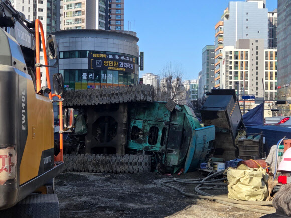 4일 대구 수성구 만촌네거리 도시철도 2호선 만촌역 지하통로 공사 현장에서 천공기가 쓰러져 3명이 경상을 입었다. 사진은 사고 현장. 2026.3.4  대구 수성구 제공