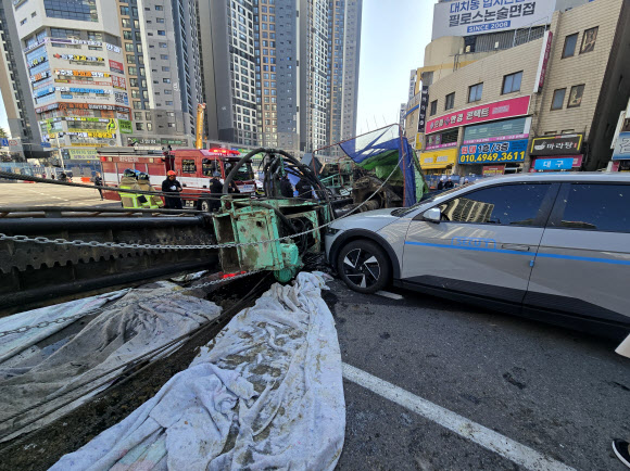4일 대구 수성구 만촌네거리 도시철도 2호선 만촌역 지하통로 공사 현장에서 천공기가 쓰러져 3명이 경상을 입었다. 사진은 사고 현장. 2026.3.4  대구 수성구 제공