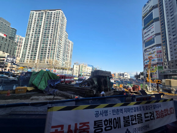 4일 대구 수성구 만촌네거리 도시철도 2호선 만촌역 지하통로 공사 현장에서 천공기가 쓰러져 3명이 경상을 입었다. 사진은 사고 현장. 2026.3.4  대구 수성구 제공