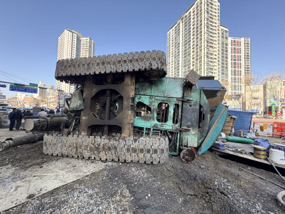 4일 오전 대구 수성구 만촌네거리 도시철도 2호선 만촌역 지하통로 공사 현장에 천공기가 쓰러져 있다. 이 사고로 천공기 기사와 택시 기사, 승객 등 3명이 다친 것으로 알려졌다. 2026.3.4  연합뉴스