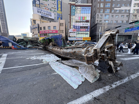 4일 오전 대구 수성구 만촌네거리 도시철도 2호선 만촌역 지하통로 공사 현장에 천공기가 쓰러져 있다. 이 사고로 천공기 기사와 택시 기사, 승객 등 3명이 다친 것으로 알려졌다. 2026.3.4  연합뉴스