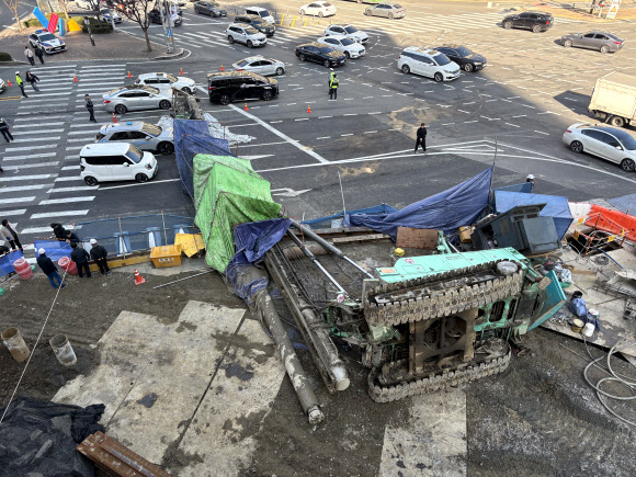 4일 오전 대구 수성구 만촌네거리 도시철도 2호선 만촌역 지하통로 공사 현장에 천공기가 쓰러져 있다. 이 사고로 천공기 기사와 택시 기사, 승객 등 3명이 다친 것으로 알려졌다. 2026.3.4  연합뉴스