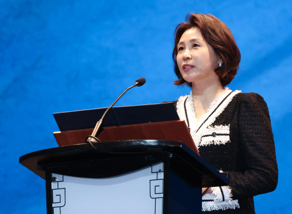 이재명 대통령과 필리핀을 국빈방문한 김혜경 여사가 4일 마닐라 메트로폴리탄 극장에서 열린 ‘모두의 케이팝’ 행사에서 인사말을 하고 있다. 2026.3.4 연합뉴스