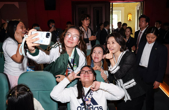 이재명 대통령과 필리핀을 국빈방문한 김혜경 여사가 4일 마닐라 메트로폴리탄 극장에서 열린 ‘모두의 케이팝’ 행사에서 참석자와 기념촬영을 하고 있다. 2026.3.4 연합뉴스