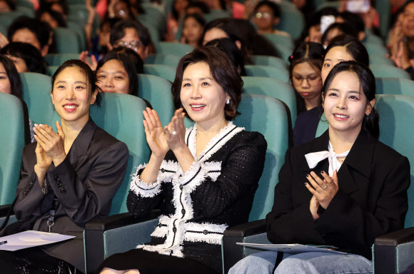 이재명 대통령과 필리핀을 국빈방문한 김혜경 여사가 4일 마닐라 메트로폴리탄 극장에서 ‘모두의 케이팝’ 공연을 관람하고 있다. 2026.3.4 연합뉴스