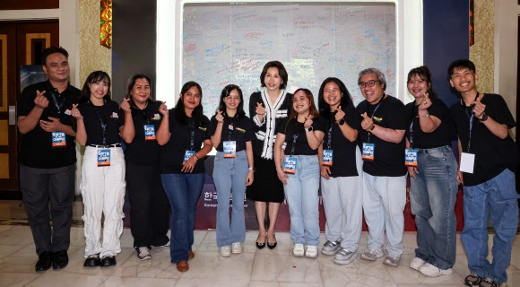 이재명 대통령과 필리핀을 국빈방문한 김혜경 여사가 4일 마닐라 메트로폴리탄 극장에서 열린 ‘모두의 케이팝’ 행사에서 자원봉사자들과 기념촬영을 하고 있다. 2026.3.4 연합뉴스