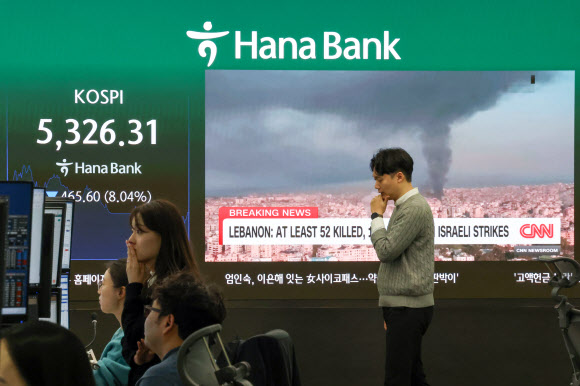 4일 서울 중구 하나은행 본점 딜링룸에 코스피가 표시돼 있다. 이날 코스피가 장중 8% 넘게 폭락하면서 거래를 일시 중단시키는 ‘서킷브레이커’가 연달아 발동됐다가 해제됐다. 발동 시점의 코스피는 전 거래일보다 469.75포인트(8.11%) 내린 5,322.16이었다. 2026.3.4  연합뉴스