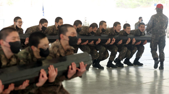 ‘강한 해군’ 해군병 목봉 체조