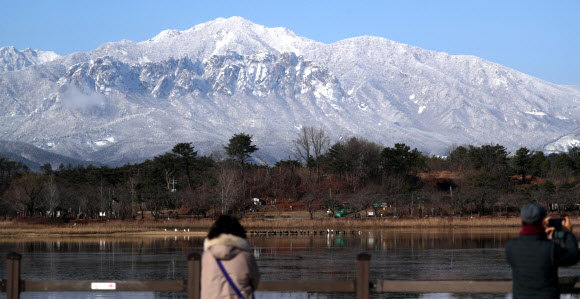 영랑호에서 바라본 설악산 설경