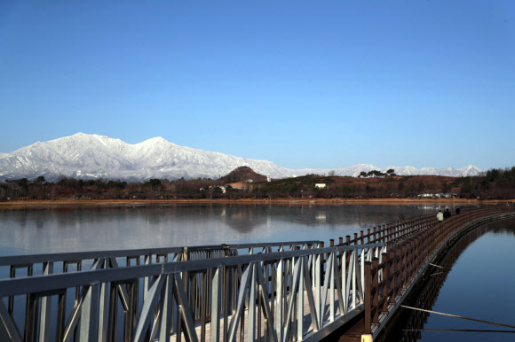 영랑호와 설악산 설경