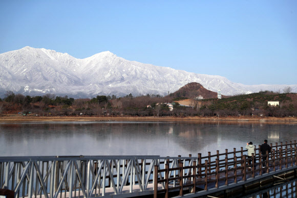 영랑호와 설악산 설경