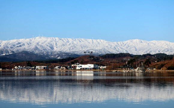경포호와 눈 쌓인 백두대간