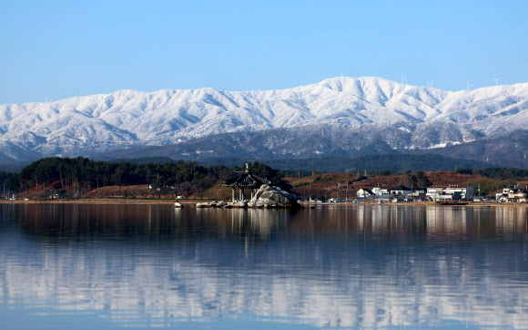경포호에 비친 백두대간