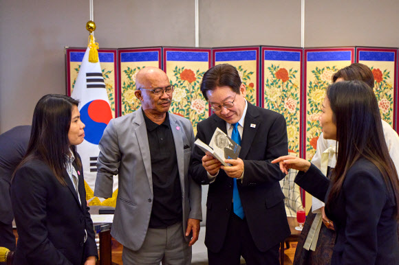 이재명 대통령, 과거 산재 피해 노동자와 재회