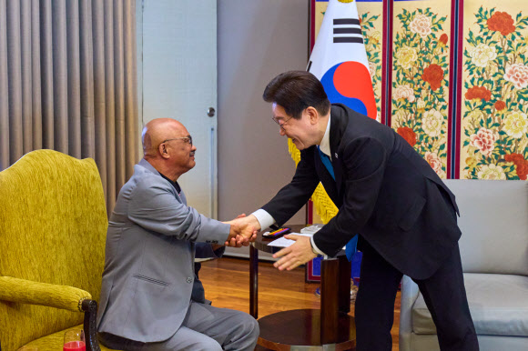 이재명 대통령, 과거 산재 피해 노동자와 재회