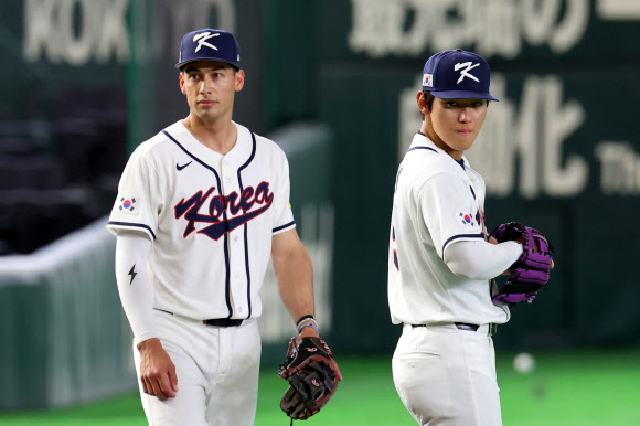 월드베이스볼클래식(WBC) 개막을 하루 앞둔 4일 일본 도쿄돔에서 한국 대표팀 김도영과 셰이 위트컴이 훈련하고 있다. 2026.3.4  연합뉴스