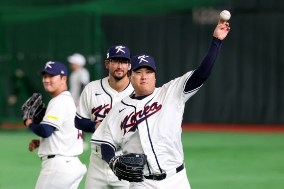 월드베이스볼클래식(WBC) 개막을 하루 앞둔 4일 일본 도쿄돔에서 한국 대표팀 류현진과 데인 더닝이 훈련하고 있다. 2026.3.4  연합뉴스