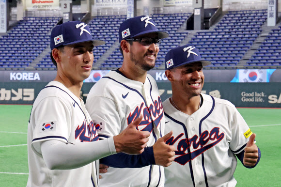 월드베이스볼클래식(WBC) 개막을 하루 앞둔 4일 일본 도쿄돔에서 훈련을 마친 한국 대표팀 셰이 위트컴(왼쪽부터), 데인 더닝, 저마이 존스가 기념촬영하고 있다. 2026.3.4  연합뉴스