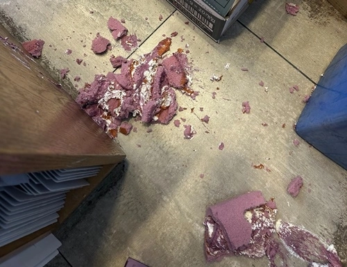 전날 사간 롤케이크를 교환해 달라던 손님이 규정상 이유로 거절하자 제품을 바닥에 던지고 간 사연이 알려졌다. 보배드림 캡처