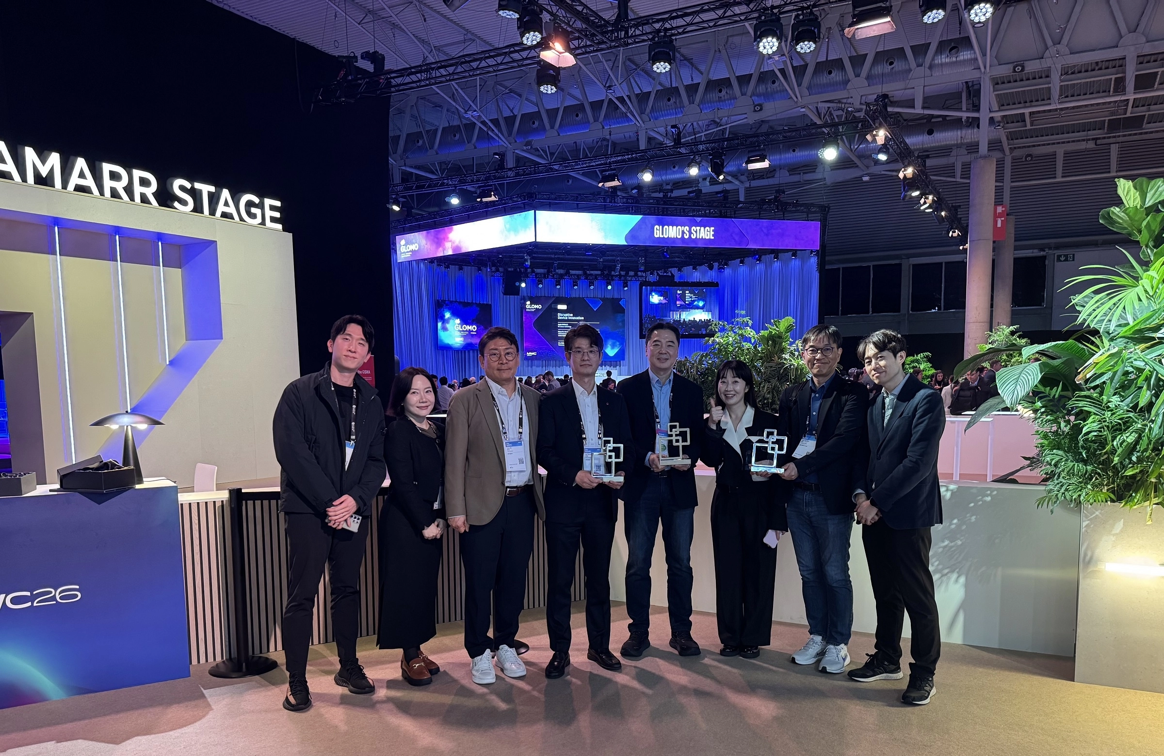 LG유플러스 관계자들이 5일(현지시간) 스페인 바르셀로나 MWC26에서 열린 ‘GSMA 글로벌 모바일 어워드 2026’에서 대상 격인 ‘CTO 초이스’를 포함한 3개 부문을 수상한 뒤 기념사진을 찍는 모습.
LG유플러스 제공