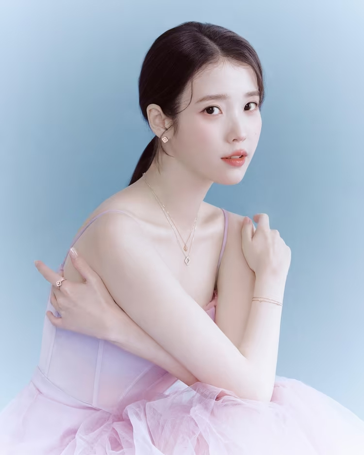 아이유.
제이에스티나 제공