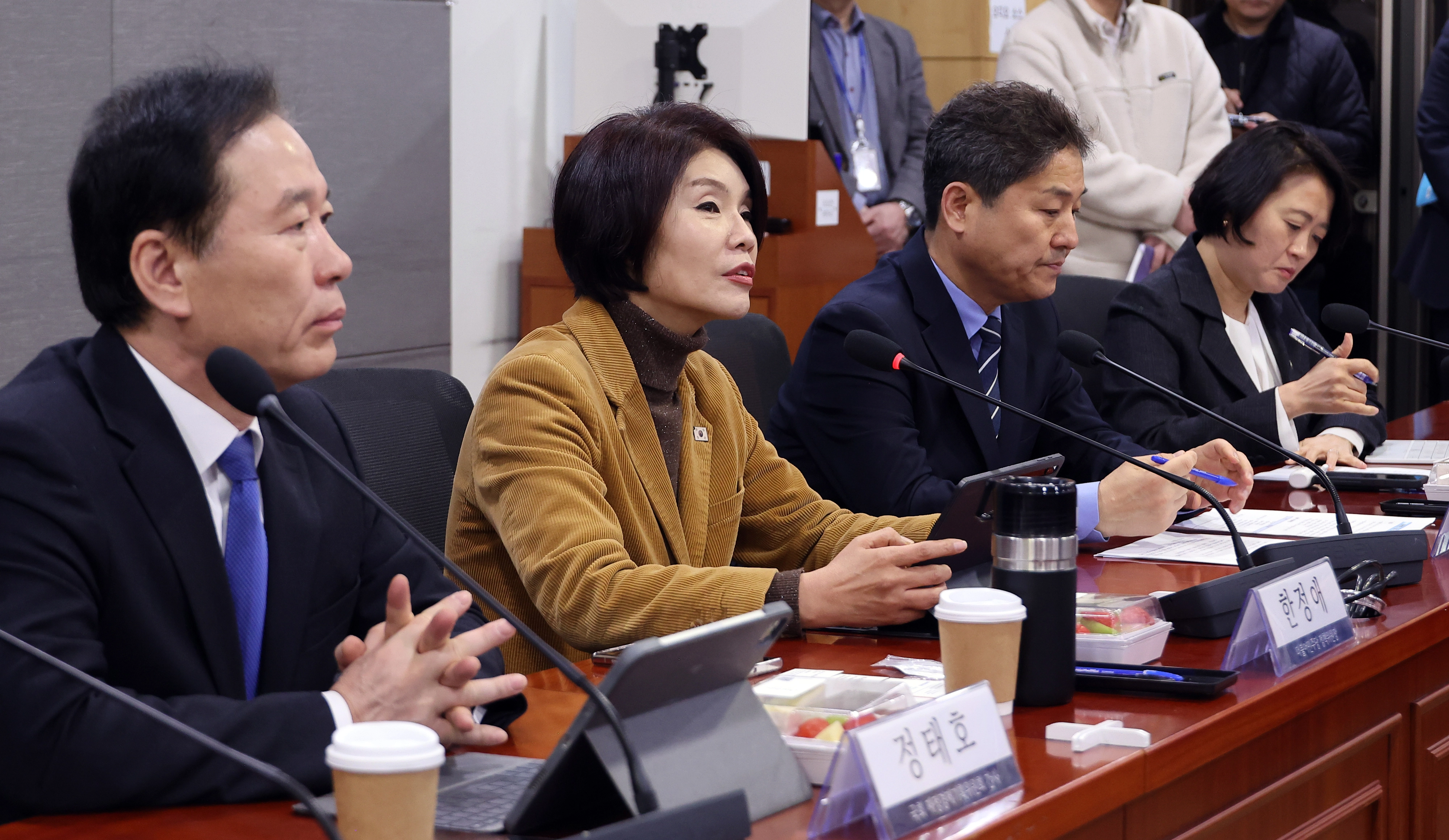 한정애 더불어민주당 정책위의장이 5일 국회 의원회관에서 열린 중동 현안 관련, 더불어민주당-재계 긴급 간담회에서 발언하고 있다. 2026.3.5 연합뉴스